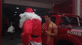 Firefighter in Santa suit spreads holiday cheer along Rio’s coastline