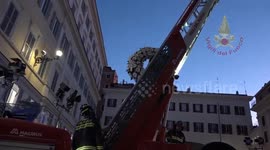Rome’s firefighters lay wreath on Statue of Immaculate Conception, mark beginning of Christmas season