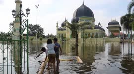 Sumatra flood death toll rises to 883, with 520 missing and 4,200 injured