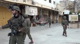 Illegal Israeli settlers under Israeli forces’ protection raid Hebron