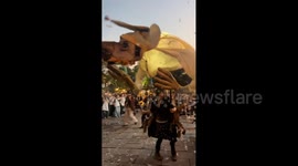 China: Giant “Birdman and Chimera Band” Parade Captivates Crowds at Wuzhen Theatre Festival