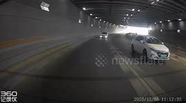 Truck causes chain-reaction traffic crash in Anhui, China