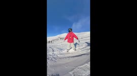 Skiing mishap causes funny tumble in Xinjiang, China