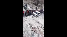 Group of Good Samaritans Saves Car from Plunging Down Hillside in Chamba’s Nakrod Area