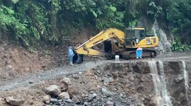 Heavy Rain Causes River Overflow in Malalak, Agam — Dozens of Residents and Medical Volunteers Trapped for Two Hours