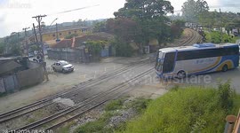 Train narrowly avoids crashing into bus stuck on level crossing in Brazil