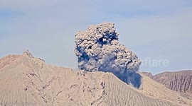 Japan: Sakurajima Volcano Erupts Sending Smoke 1800 Meters High