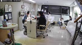 Cat unexpectedly falls inside nail salon in Zhejiang, China