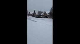 Heavy snow rapidly blankets neighborhood in Macomb, USA