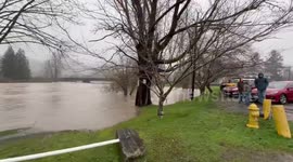 Rising floodwater sparks fears for homes in Fall City, Washington