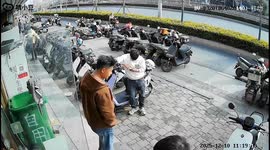 Truck collides with barrier and traffic lights in Jiangsu, China