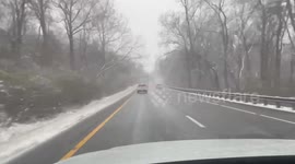 Low-visibility snowfall impacts morning drive in Kentucky, USA