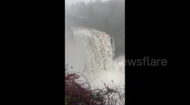 US: Snoqualmie Falls Swollen as River Hits Highest Level in a Decade