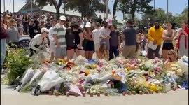 Flowers laid at Bondi Beach memorial after deadly mass shooting in Sydney (2)