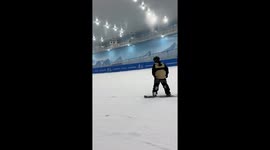 Skier collides with another after failed jump in Shaanxi, China