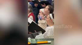 Baby’s joyful reaction to Christmas choir rehearsal melts hearts