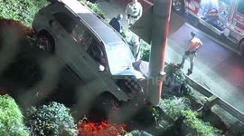 US, Los Angeles: Universal City Maybach SUV Crashes Into Pole On 101 Freeway