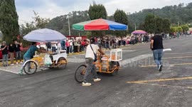 Food cart racing brings joyful vibes to street in Mexico