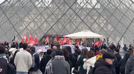 Louvre to remain closed as staff vote to extend strike over security, staffing concerns