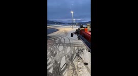 Norwegian Boeing 737-800 gets a morning deice treatment