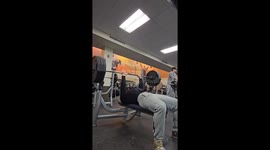 Chest‑bar mishap shocks gym‑goer—Instagram clip hits 1.8M views
