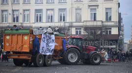 Farmers protest in Brussels against EU-Mercosur trade deal, block roads with tractors (2)
