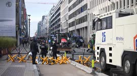 Farmers protest in Brussels against EU-Mercosur trade deal, block roads with tractors (3)