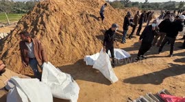 80 Palestinians from Salim family laid to rest in mass grave after being recovered from rubble (2)