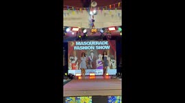 Homeless woman suddenly shows up on stage during young models' fashion show