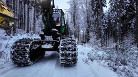 4K 60fps – John Deere Harvester Moving Through Deep Snow to Start Logging Operations on Steep Mountain Slope