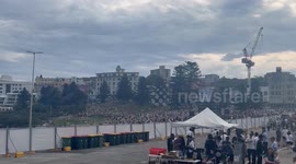Australia: Thousands gather at Sydney's Bondi Beach to mark one week after fatal mass shooting