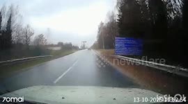 Dashcam captures head-on collision on wet road in Vladimir, Russia