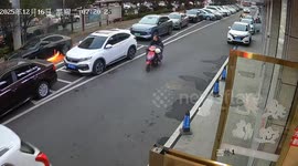 Car catches fire after sparks from collision in Hunan, China