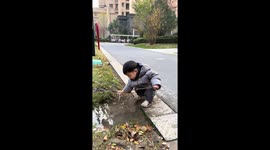 Little boy slips into puddle while playing in Shandong, China