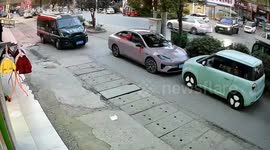 High-speed tricycle overturns after sharp turn outside shop in Anhui, China