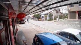 Speeding cars collide at intersection as woman avoids impact in Hunan, China