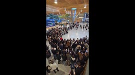 US: Festive Carolers Delight Passengers at Portland International Airport