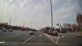 Quick-thinking driver spins in circles to dodge electric tricycle swerving into traffic