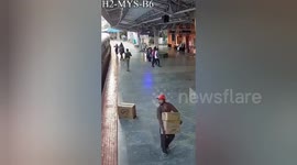 Quick-thinking station guard saves passenger trying to board moving carriage