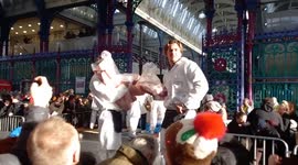 Hundreds bid for last-minute Christmas turkeys at Smithfield meat market