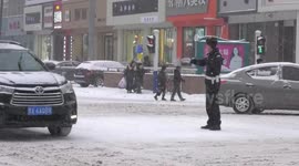 China: Northern China battles heavy snow as authorities ensure transportation safety