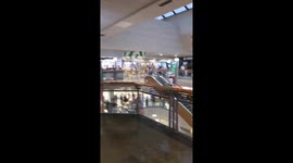 Chaos inside Buenos Aires’ Unicenter mall as fierce AMBA storm overloads infrastructure amid holiday crowds.