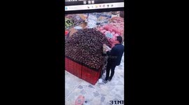 Man grabs produce bag, hilariously triggers potato avalanche in Colombian shop