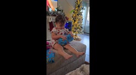 Little girl’s Grinch‑themed gift sparks pure joy—Christmas morning clip melts hearts