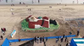 India: 1.5 tons of apples and one giant Santa - Indian artist Sudershan Patnayak crafts a Christmas peace message in Sand