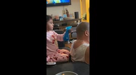 Daughter combs dad’s bald head in Los Angeles, USA