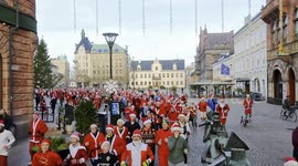 Runner collides with statue during Santa run in Malmö, Sweden