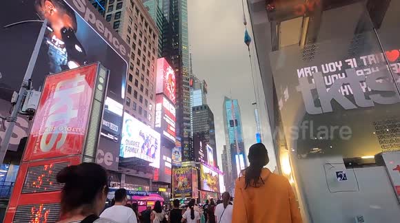 Manhattan Pedestrian Zone at Dusk – Vibrant Crowds and Urban Atmosphere (Editorial Use)