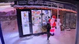 Men steal life-size Santa and snowman decorations in Izhevsk, Russia