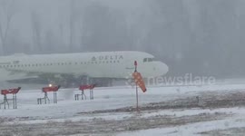 US: Delta Planes Operate During Heavy Snowfall at Rochester Airport